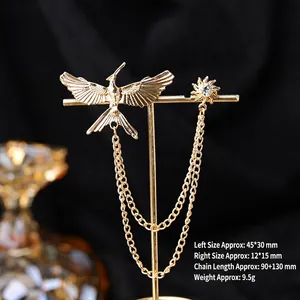 Detailansicht der goldenen Anstecknadel mit Adler, Sonnenanhänger und doppelten Kettenelementen
