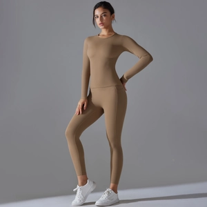 Détail d'un ensemble de sport avec haut à manches longues et legging doté de poches latérales