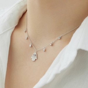 Détail du collier Hamsa en argent S925 avec oeil bleu et pendentifs en zircone