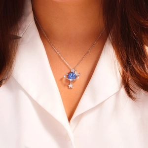 Elegante collar S925 de planeta azul luna estrella con circón en cuello blanco