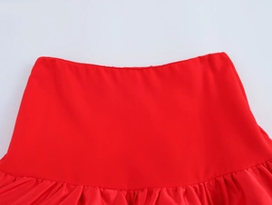 Gros plan détaillé d'une jupe courte rouge avec taille plate et ourlet à volants étagés