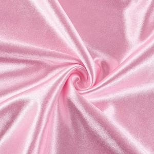 Dettaglio del tessuto in raso rosa con lucentezza elegante e drappeggio setoso e liscio