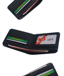 Dettaglio interno del portafoglio con slot per carte e tasca con zip sicura