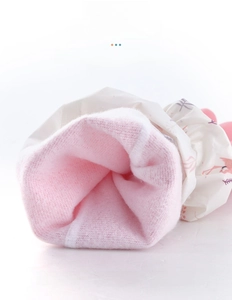 Detail of pink fleece lining on flamingo pattern winter waterproof household gloves