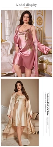 Détail d'un ensemble de nuit en satin avec texture soyeuse et imprimés de feuilles