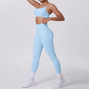Détail de l'ensemble brassière de sport croisée et legging de yoga bleu clair