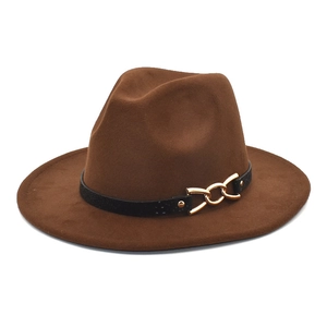 Dettaglio cappello fedora marrone a tesa larga con cinturino in pelle e fibbia dorata