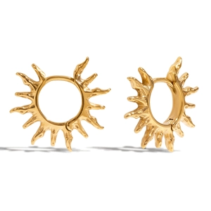 Boucles d'oreilles dorées en acier inoxydable avec design soleil et effet lave moderne