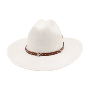 Détail d'un chapeau en laine blanche avec bande en cuir marron et rivets étoilés