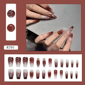 Faux ongles dégradés bordeaux papillon serpent avec perles et forme cercueil