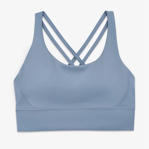 Dettaglio del reggiseno sportivo blu polvere con spalline incrociate e fascia elastica