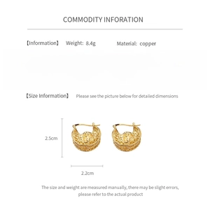 Detailed view of vintage hollow flower earrings with 2.5cm diameter and 8.4g weight