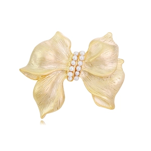 Elegant Bow Brooch Pin For Women Matte Gold Plated Alloy White Faux Artificial Pearl Embellishment Vintage Style Suit Accessories