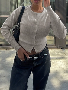 Gilet en maille beige pour femme avec manches longues et boutons coupe ajustée