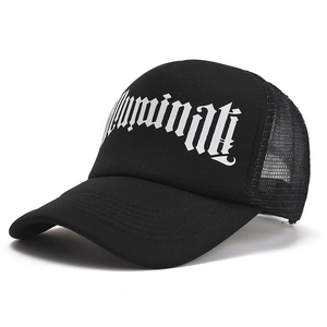 Detail der schwarzen Trucker-Cap mit weißem Illuminati-Gothic-Text und atmungsaktivem Mesh