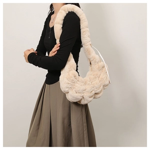 Detailweergave van een pluche hobo-tas met zachte textuur van beige imitatiebont