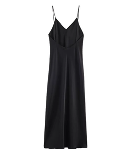 Dettaglio dell'elegante trama in raso nero e del drappeggio di questo abito lungo sottoveste