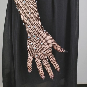 Dettaglio guanti lunghi a rete neri con strass colorati scintillanti sulla mano e braccio