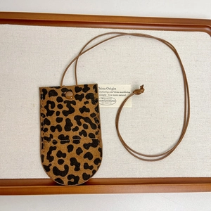 Détail de la pochette à lunettes en similicuir imprimé léopard avec cordon réglable