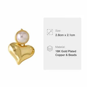 Détail de la boucle d'oreille cœur plaquée or 18k avec perle, 2,8cm par 2,1cm