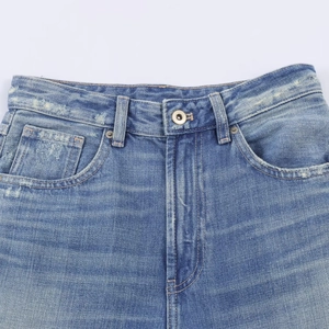 High Waist Jeans mit weitem Bein in Blau mit Distressed-Details und Metallknopf