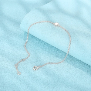 Nahaufnahme von S925 Sterlingsilber Opal Armband mit verstellbarem Verschluss auf Blau
