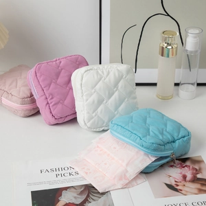 Trousses de maquillage matelassées en quatre tons pastel pour le rangement de voyage