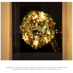 Détail d'une couronne de Noël lumineuse avec nœud doré et pendentif de cerf