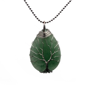 Collana Albero della Vita fatta a mano con pietra a goccia verde e catena a sfere argento