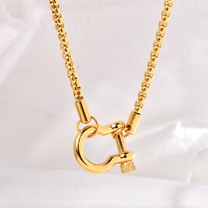 Collier fer à cheval plaqué or 18 carats en acier inoxydable avec chaîne boîte lisse