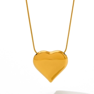 Poliertes goldenes Herz-Anhänger-Halsband mit eleganter Schlangenkette auf weißem Hintergrund