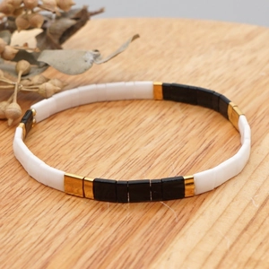 Bracelet élastique en perles Tila bohème aux motifs géométriques noir blanc et or