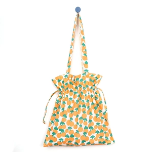 Bolso de lona grande con cordón y estampado de naranjas sobre fondo blanco