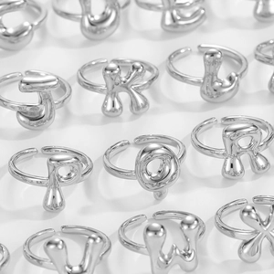 Detail von silbernen Ballon-Buchstabenringen mit poliertem Finish und verstellbarem Ring