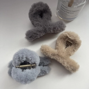 Pinze per capelli in finta pelliccia grigio e beige per uno styling autunnale