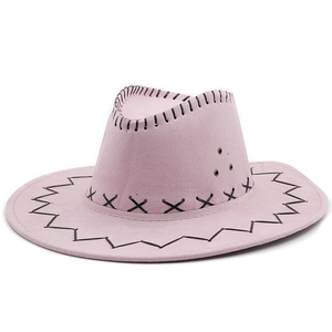 Détail du chapeau de cowboy en daim rose avec surpiqûres noires et œillets en métal