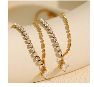 Détails d'un ensemble élégant collier et bracelet en perles dorées avec pierres zircons
