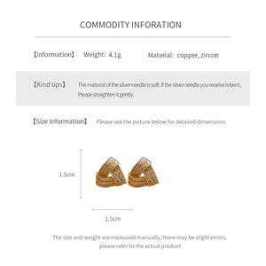 Détails des boucles d'oreilles triangulaires dorées avec incrustation de zircone