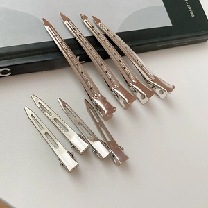 Détails de pinces à cheveux en métal argenté de différentes tailles au design minimaliste