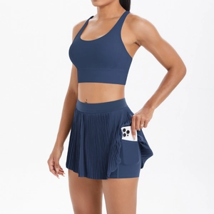 Détail de la jupe plissée à taille haute avec poche de téléphone intégrée pour le sport