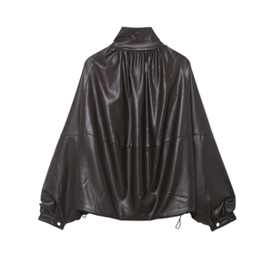 Vista posteriore del bomber oversize in pelle marrone scuro con maniche a pipistrello e collo