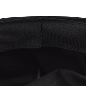 Dettaglio macro delle cuciture su tessuto nero resistente e bordo rifinito del cappello
