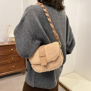 Schicke beige Plüsch-Umhängetasche mit geflochtenem Riemen am Modell in gemütlicher Szene