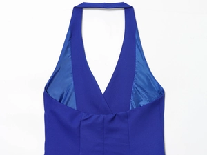 Détail de la robe courte dos nu bleue montrant le décolleté en V et la texture du tissu