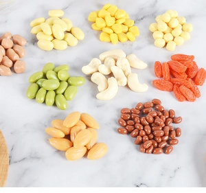 Dettaglio di modelli realistici di cereali e noci artificiali su marmo
