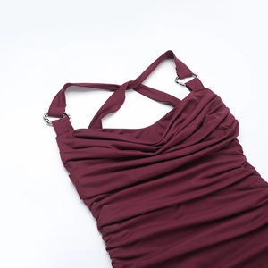 Detalle de vestido halter burdeos con aro metálico y tejido de punto plisado suave