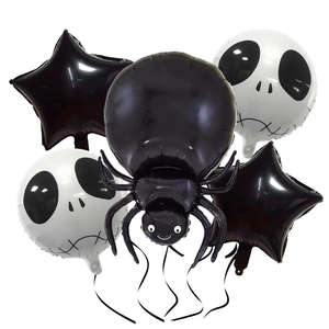 Détail macro du kit de ballons d'Halloween avec araignée noire et motif de crâne