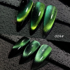 Dettaglio dello smalto verde occhi di gatto con effetto fascia luminosa su unghie a punta