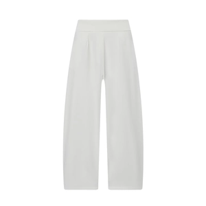 Detailansicht der weißen High-Waist-Faltenhose mit Ballon-Schnitt und Stofftextur