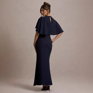 Abito lungo attillato blu scuro sexy con dettaglio ritagliato e design a mantella